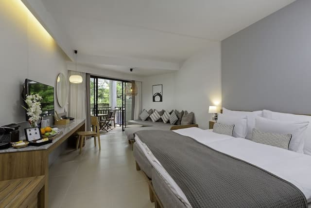 Royal Studio, Pool Access