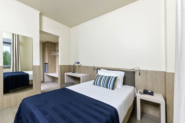 Room, Connecting Rooms