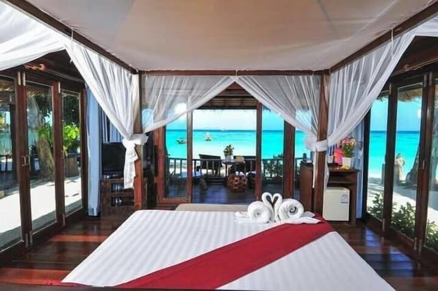Deluxe Beachfront Villas