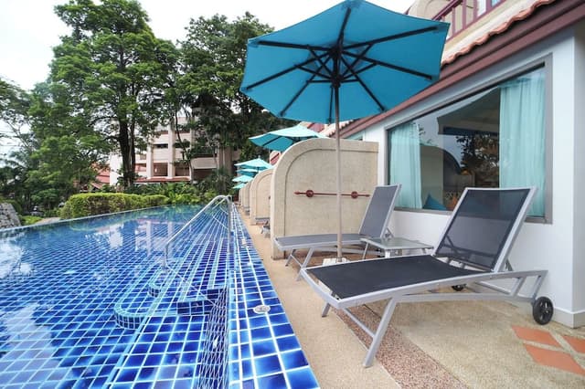 Deluxe Room, 1 King Bed, Pool Access