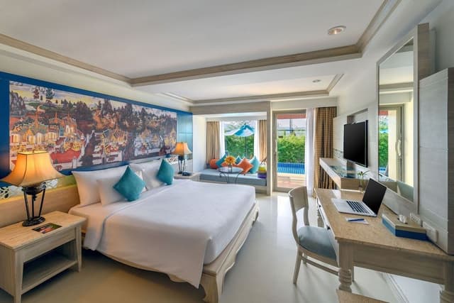 Deluxe Room, 1 King Bed, Pool Access