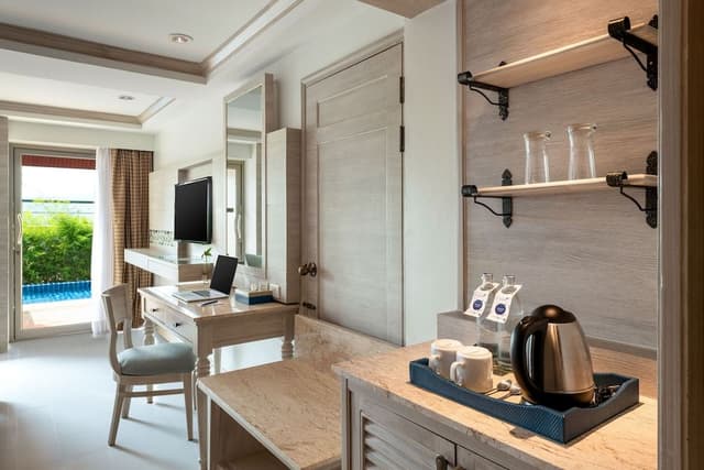Deluxe Room, 1 King Bed, Pool Access