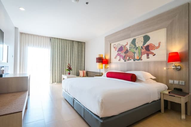 Premier Room, Pool View