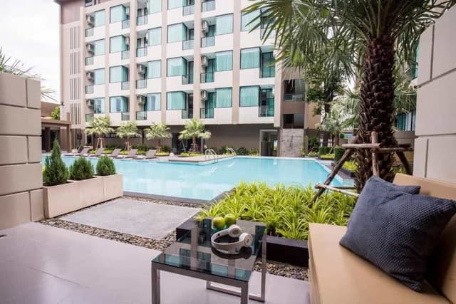 Deluxe Pool Access
