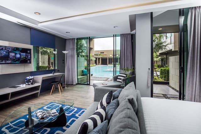 Grand Deluxe Pool Access