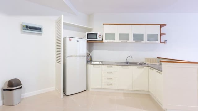 2 Bedroom Apartment with Sea View (Free WIFI in room)