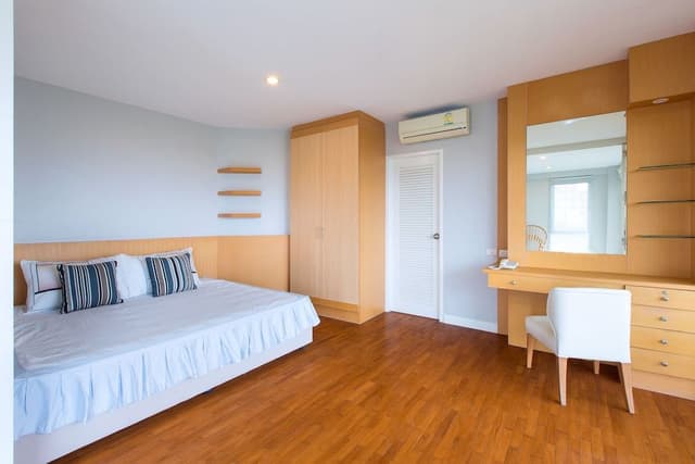 2 Bedroom Apartment with Sea View (Free WIFI in room)