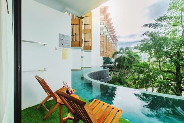 Classic Pool Access King Room
