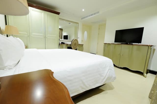 Suite, 1 King Bed, City View