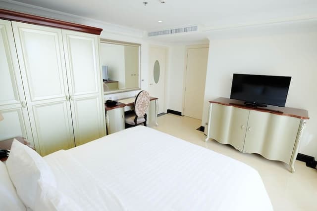 Suite, 1 King Bed, City View