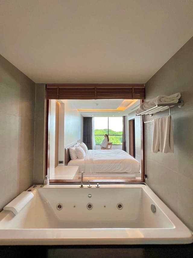 Suite Jacuzzi Room