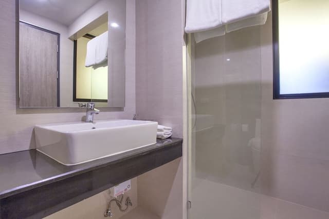 Signature Pool View with Twin Bed