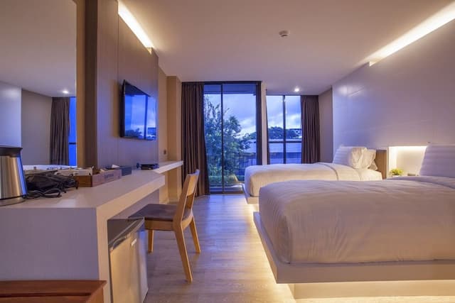 Signature Pool View with Twin Bed
