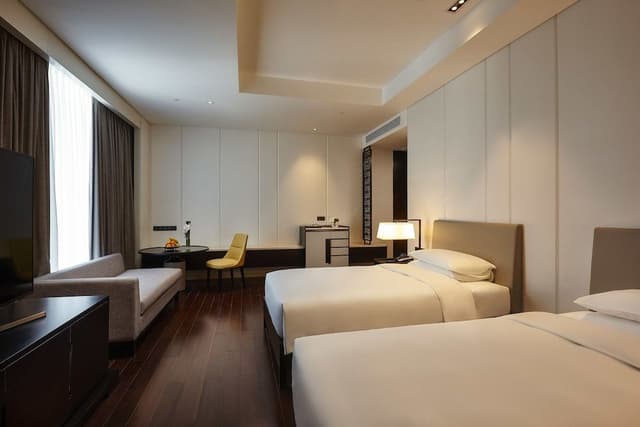 Room, 2 Twin Beds, City View