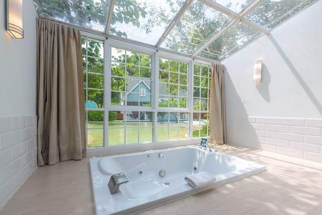 Jacuzzi Villa