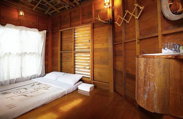 Tree House (Fan, Share bathroom)