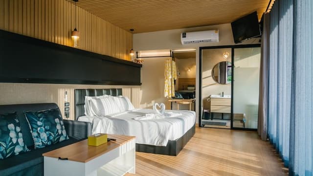 Panoramic Riverside Cabin with Jacuzzi