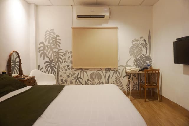 1 Queen Bed No Smoking