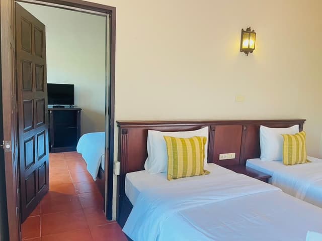 Deluxe Connecting King and Twin Rooms