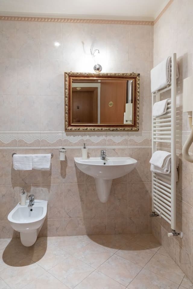 Superior Double Room, Private Bathroom (In Corridoio)