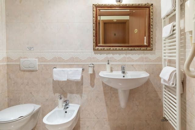 Superior Double Room, Private Bathroom (In Corridoio)