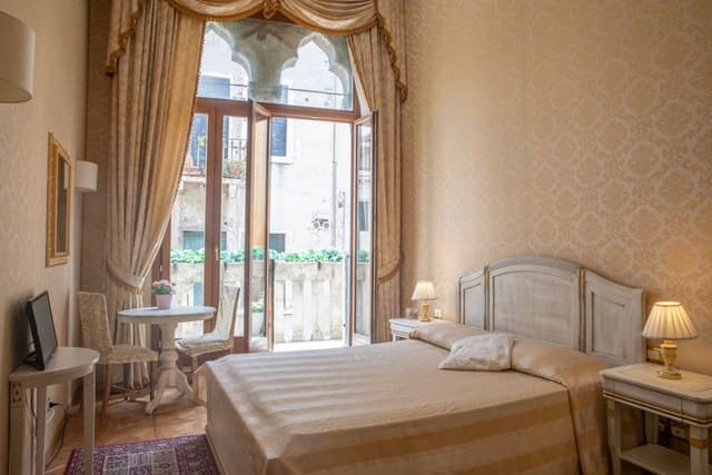 Superior Double Room, Private Bathroom (In Corridoio)