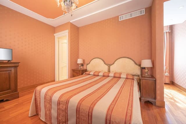 Comfort Room (304)