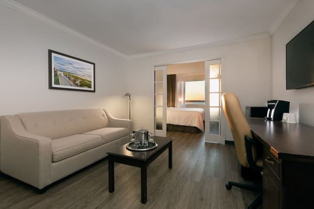 Suite, 1 King Bed, River View