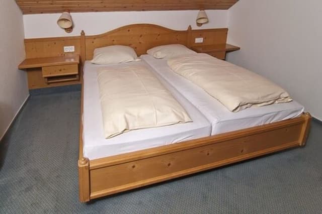 Room (6-Bed)