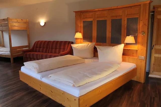 Room (XXL 6 Bed)