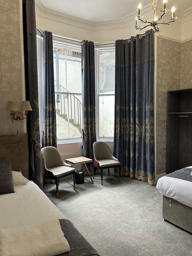 Family Room, Ensuite (Room 11)