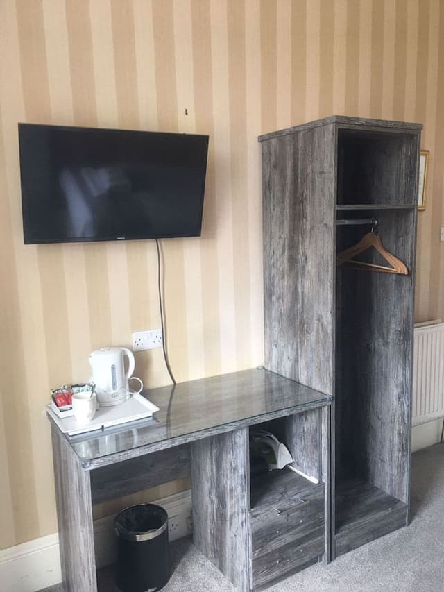 Single Room, Shared Bathroom (Room 6)