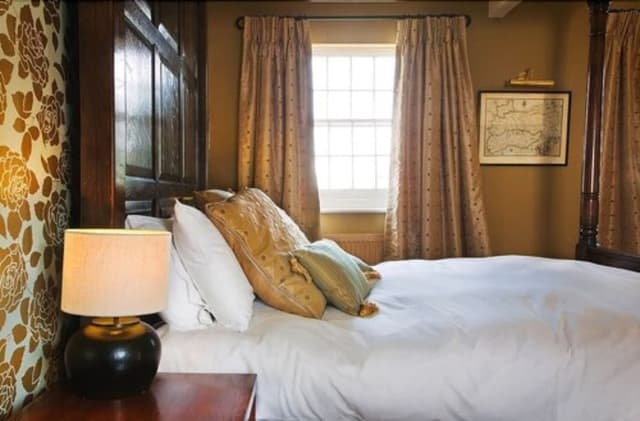 Room (Four Poster)