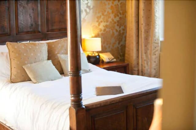 Room (Four Poster)