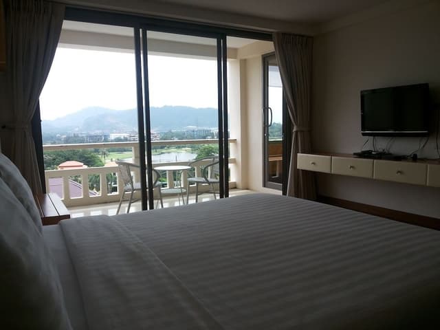 1 Bedroom Apartment, Lake View