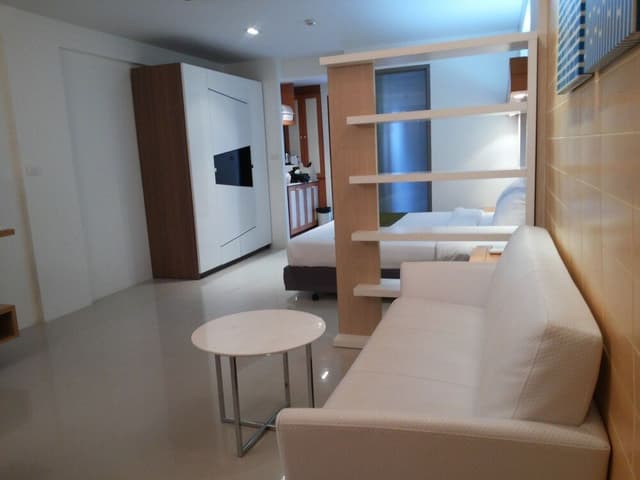 Studio, Lake View