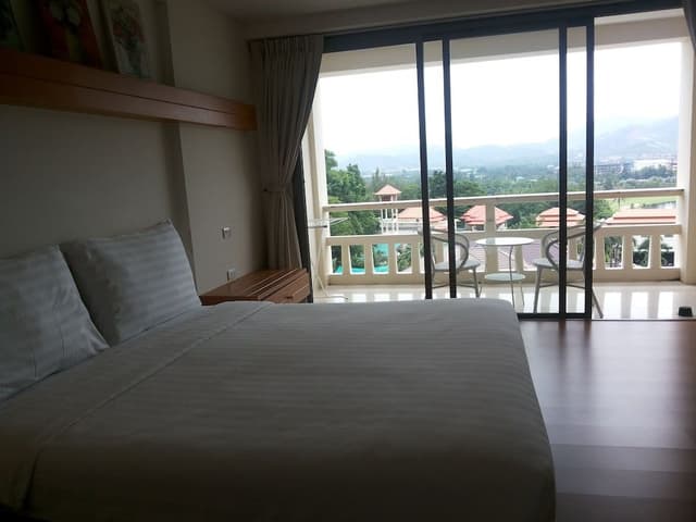 1 Bedroom Apartment, Lake View