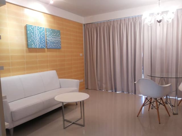 Studio, Lake View