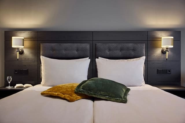 Comfort room with double bed or twin bed