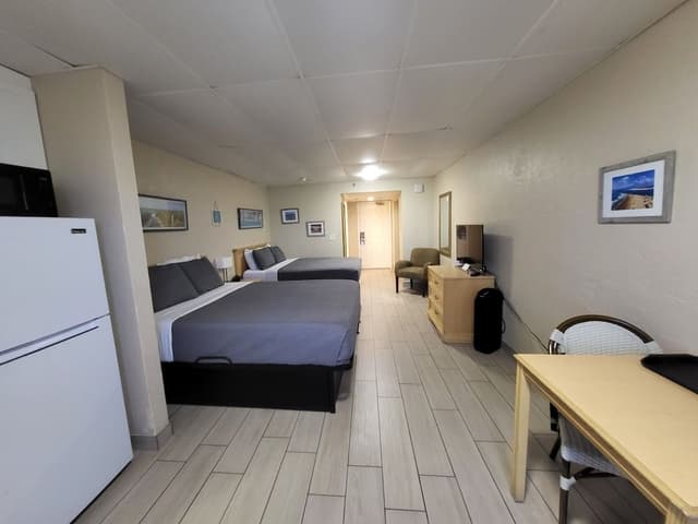 Standard Room, 2 Queen Beds, Kitchenette, Partial Ocean View (Poolside)