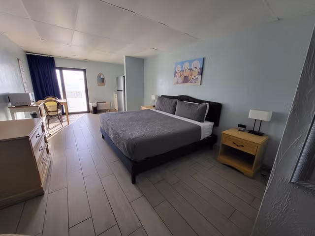 Standard Studio, 1 King Bed, Kitchenette, Partial Ocean View (Poolside)