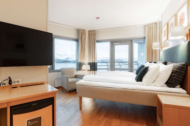 Superior Room, 1 King Bed, Balcony