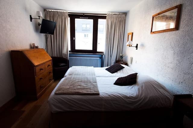 Twin Room, Bathtub