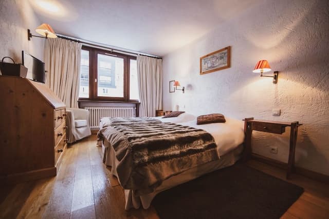 Twin Room, Bathtub