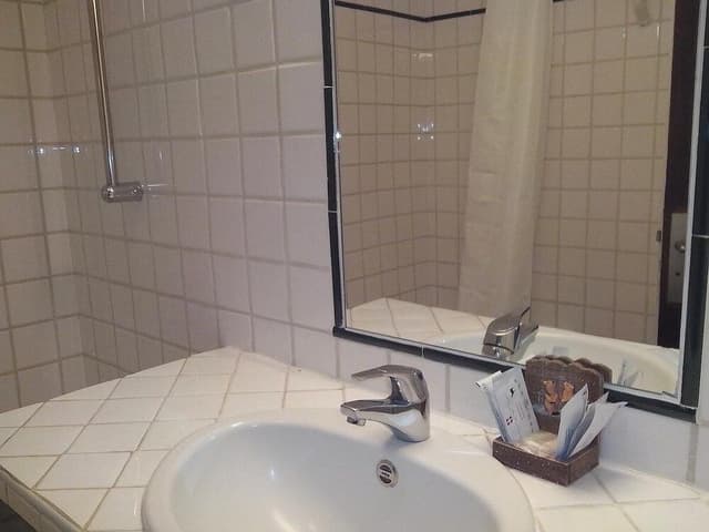 Twin Room, Bathtub