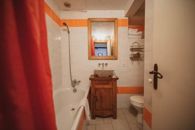 Twin Room, Bathtub