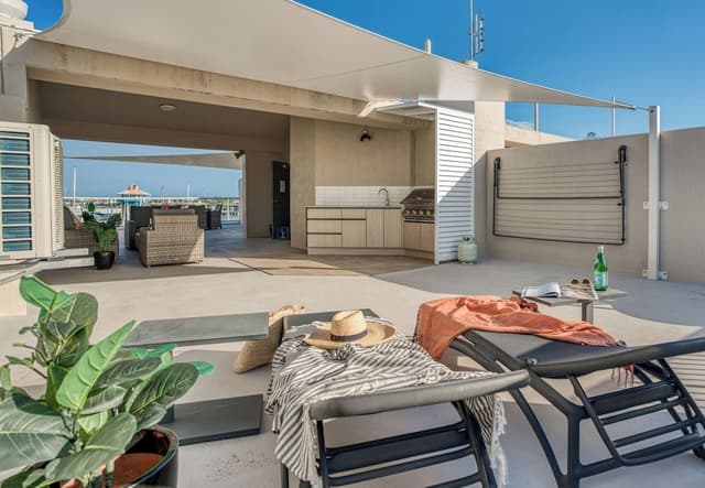 3 Bedroom Marina View Deluxe Rooftop Apartment