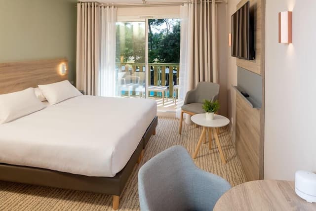 Club Double Room, 1 King Bed, Ground Floor (with SPA access)