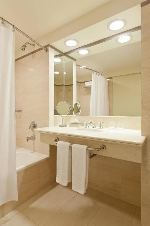 CLUB, Club lounge access, Guest room, 1 King, City view