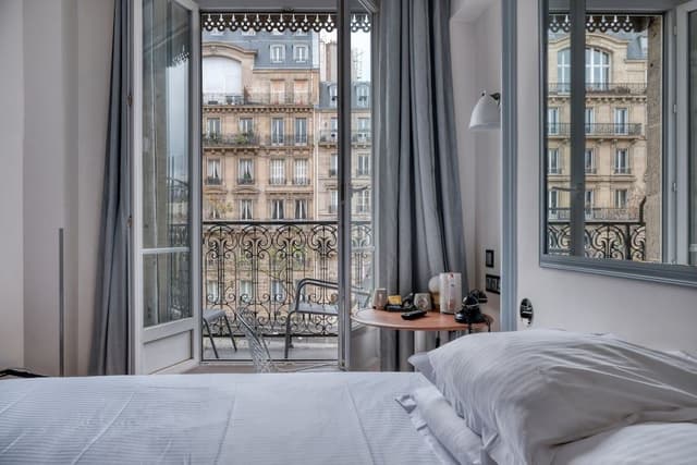 Double room with balcony and arc de triomphe view